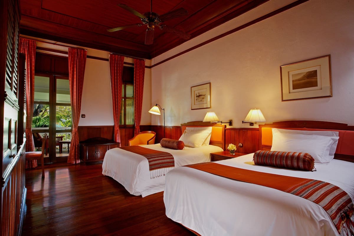 Een minibar, een kluis op de kamer, een bureau, een laptopwerkplek