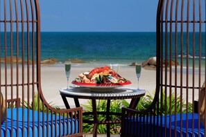 4 restaurants; breakfast, lunch, and dinner served