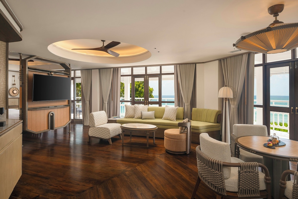 Suite Deluks, 1 Tempat Tidur King | Seprai premium, selimut bulu angsa, busa memori, dan minibar