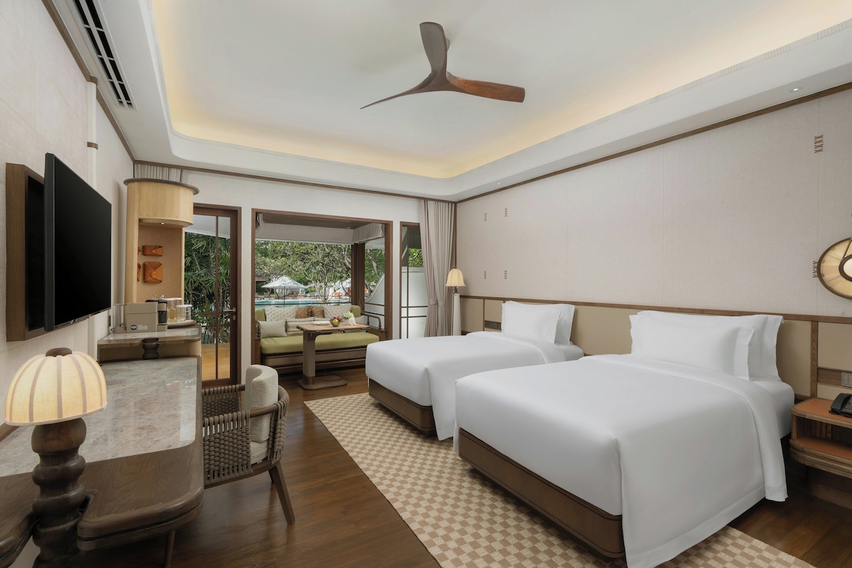 Kamar Keluarga, 2 Tempat Tidur Double, teras (Pool) | Seprai premium, selimut bulu angsa, busa memori, dan minibar