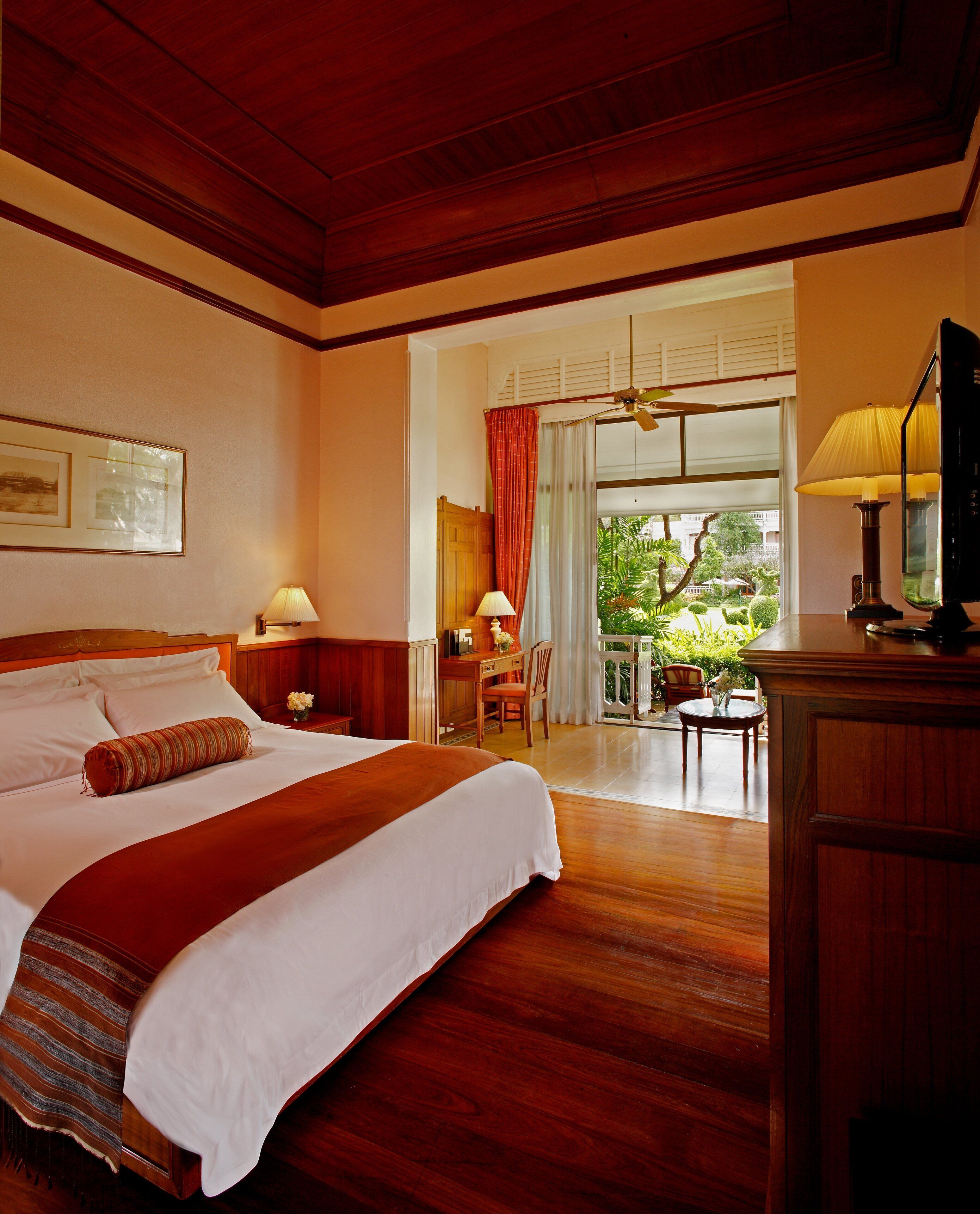 Seprai premium, selimut bulu angsa, busa memori, dan minibar