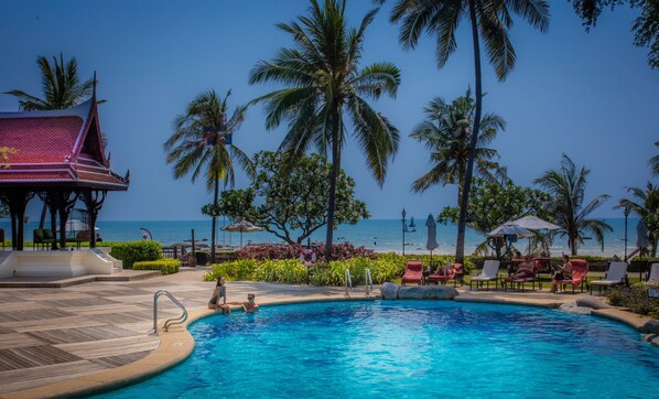 3 outdoor pools, pool umbrellas, pool loungers