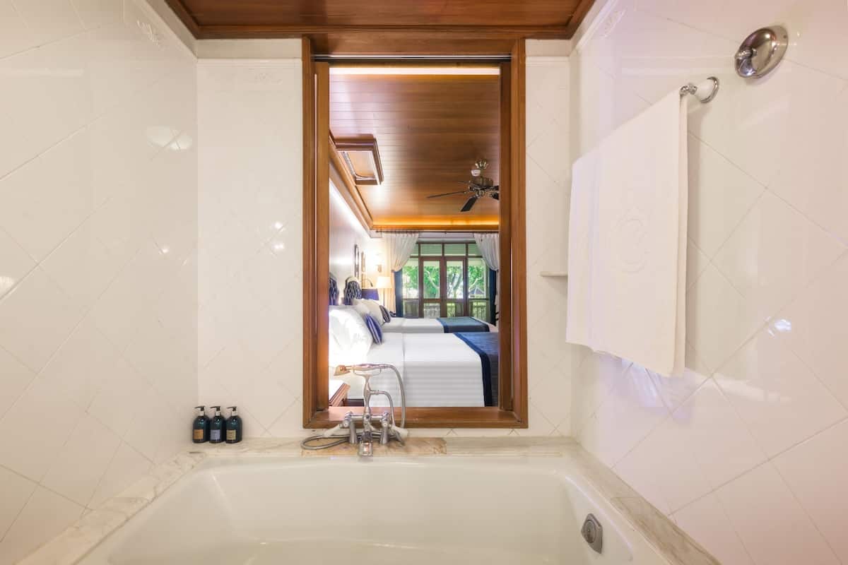 Deluxe Room, 1 King Bed, Ocean View (Premium Deluxe) | Bathroom