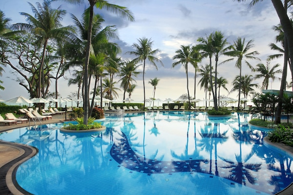 3 outdoor pools, pool umbrellas, pool loungers