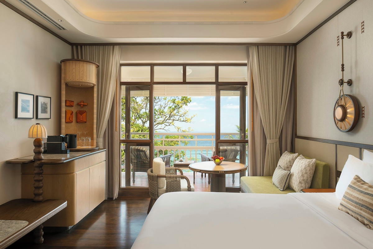 Kamar Deluks, 1 Tempat Tidur King, pemandangan samudra (Premium Deluxe) | Seprai premium, selimut bulu angsa, busa memori, dan minibar