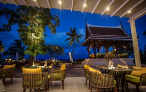 4 restaurants, breakfast, lunch, dinner served; international cuisine - Centara Grand Beach Resort & Villas Hua Hin (Hua Hin)