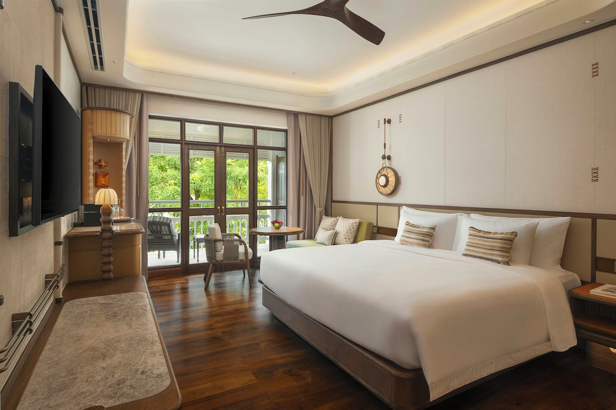 Kamar Deluks, 1 Tempat Tidur King | Seprai premium, selimut bulu angsa, busa memori, dan minibar