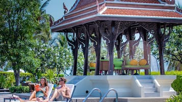 3 piscinas al aire libre, sombrillas, sillones reclinables de piscina