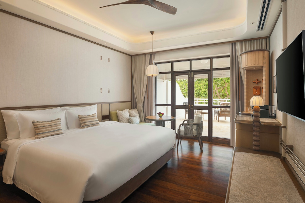 Kamar Deluks, 1 Tempat Tidur King (Premium Deluxe Club) | Seprai premium, selimut bulu angsa, busa memori, dan minibar