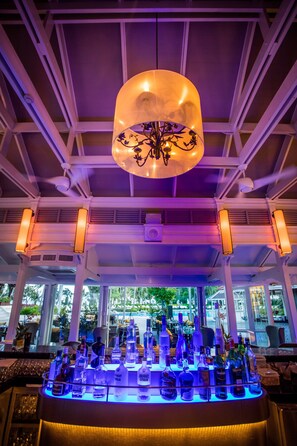 4 restaurants; breakfast, lunch, and dinner served