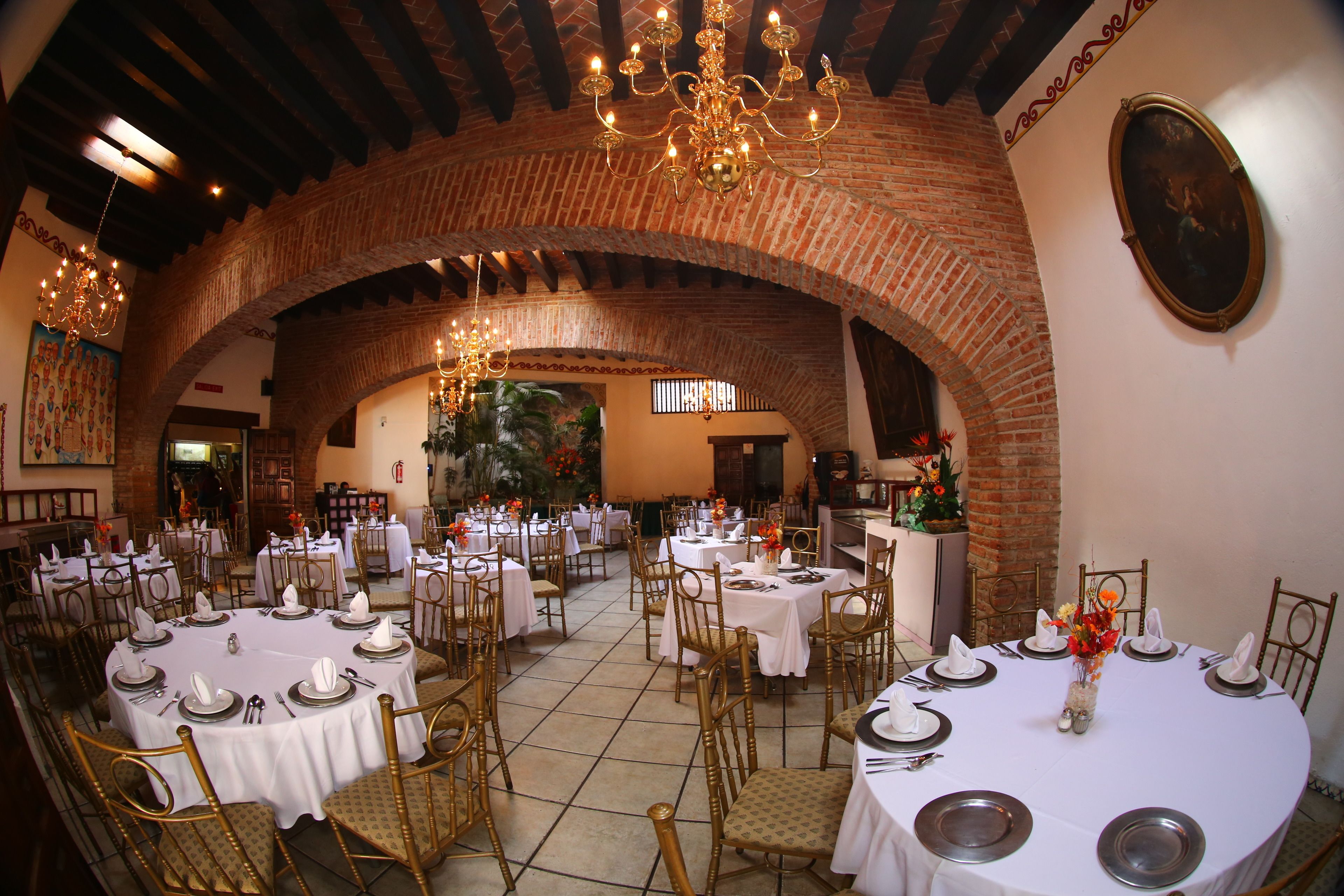 Phục vụ bữa sáng, bữa trưa, bữa tối, món ăn mang phong cách quốc tế 