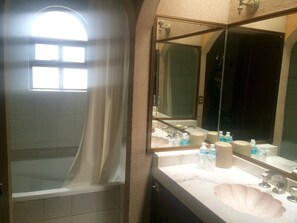 Een douche, gratis toiletartikelen, een haardroger, handdoeken