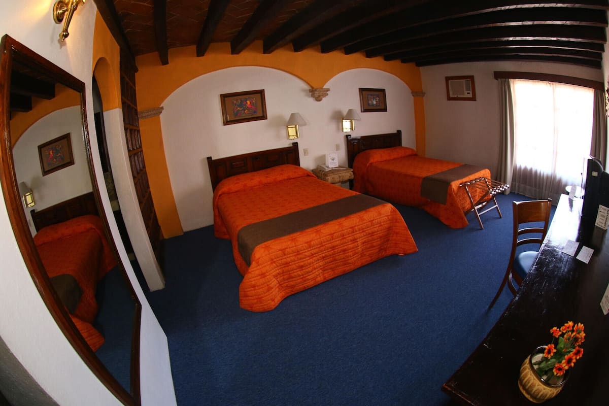 Tabla de planchar con plancha, wifi gratis y ropa de cama