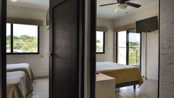 Habitación familiar, 2 habitaciones | Escritorio, tabla de planchar con plancha y ropa de cama