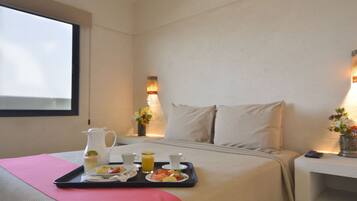 Escritorio, tabla de planchar con plancha y ropa de cama