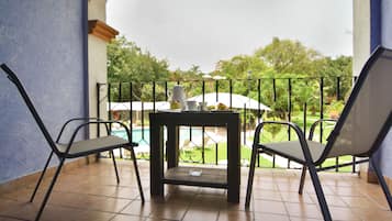 Habitación superior | Escritorio, tabla de planchar con plancha y ropa de cama