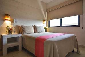 Deluxe Room | Desk, iron/ironing board, bed sheets - Hotel Coral Cuernavaca (Tres de Mayo)