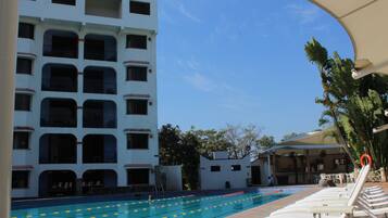 Vista frontal de la propiedad