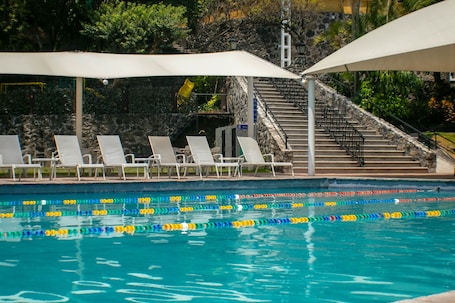 Hồ bơi ngoài trời