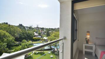 Habitación superior | Escritorio, tabla de planchar con plancha, ropa de cama