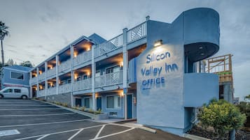 Voorkant accommodatie - avond/nacht