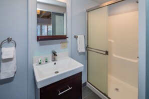 Room | Bathroom | Towels - Silicon Valley Inn (Belmont)