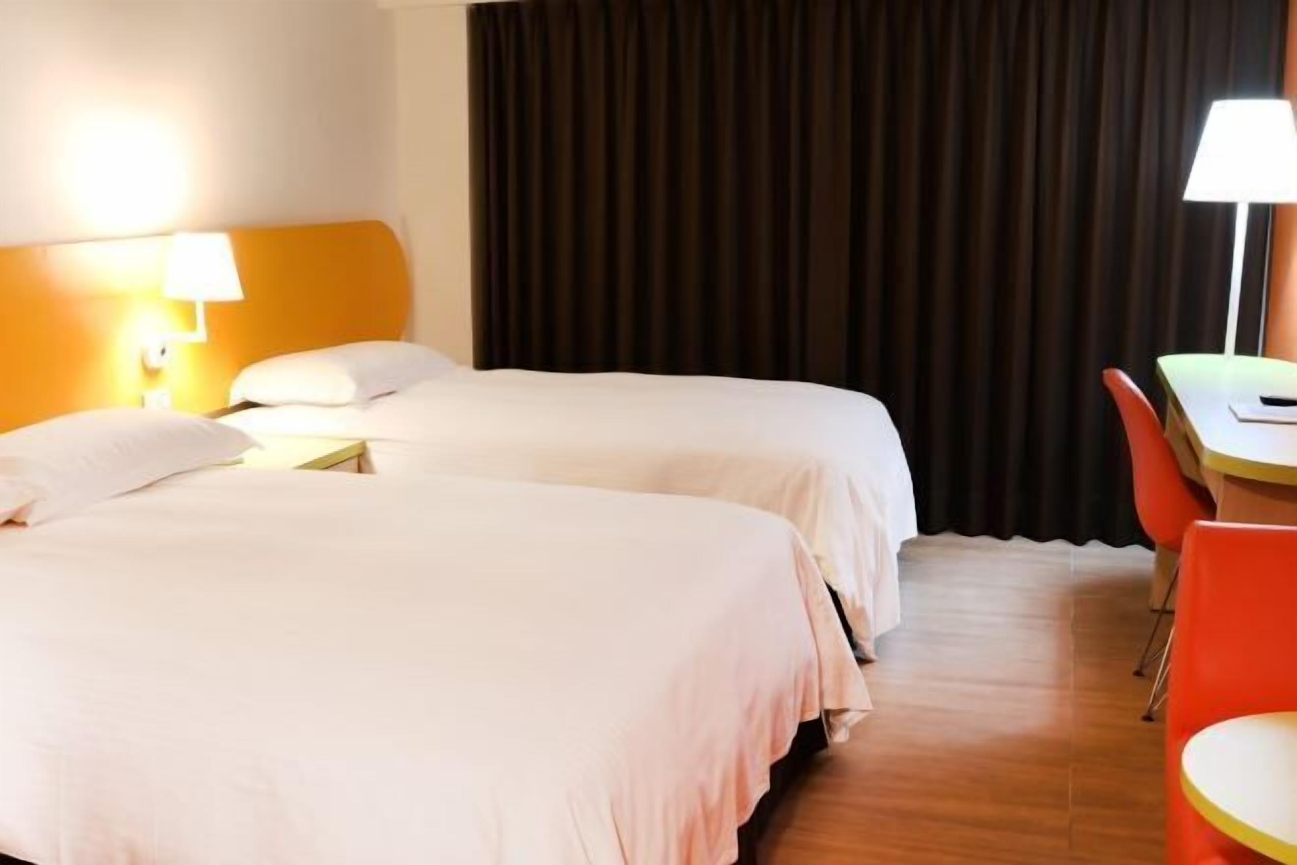 خزنة داخل الغرفة ومكتب وتجهيزات عازلة للصوت وواي فاي مجانًا