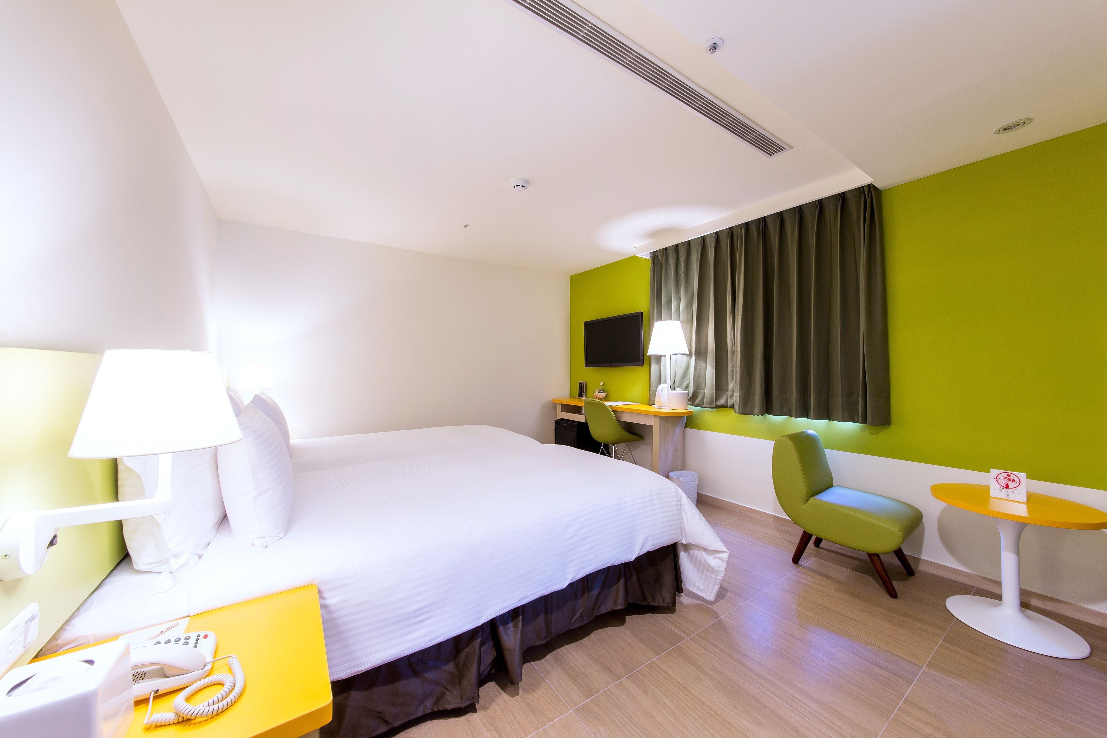 superior double room, 1 double bed (no amenities) | in-room safe, desk, soundproofing, free wifi