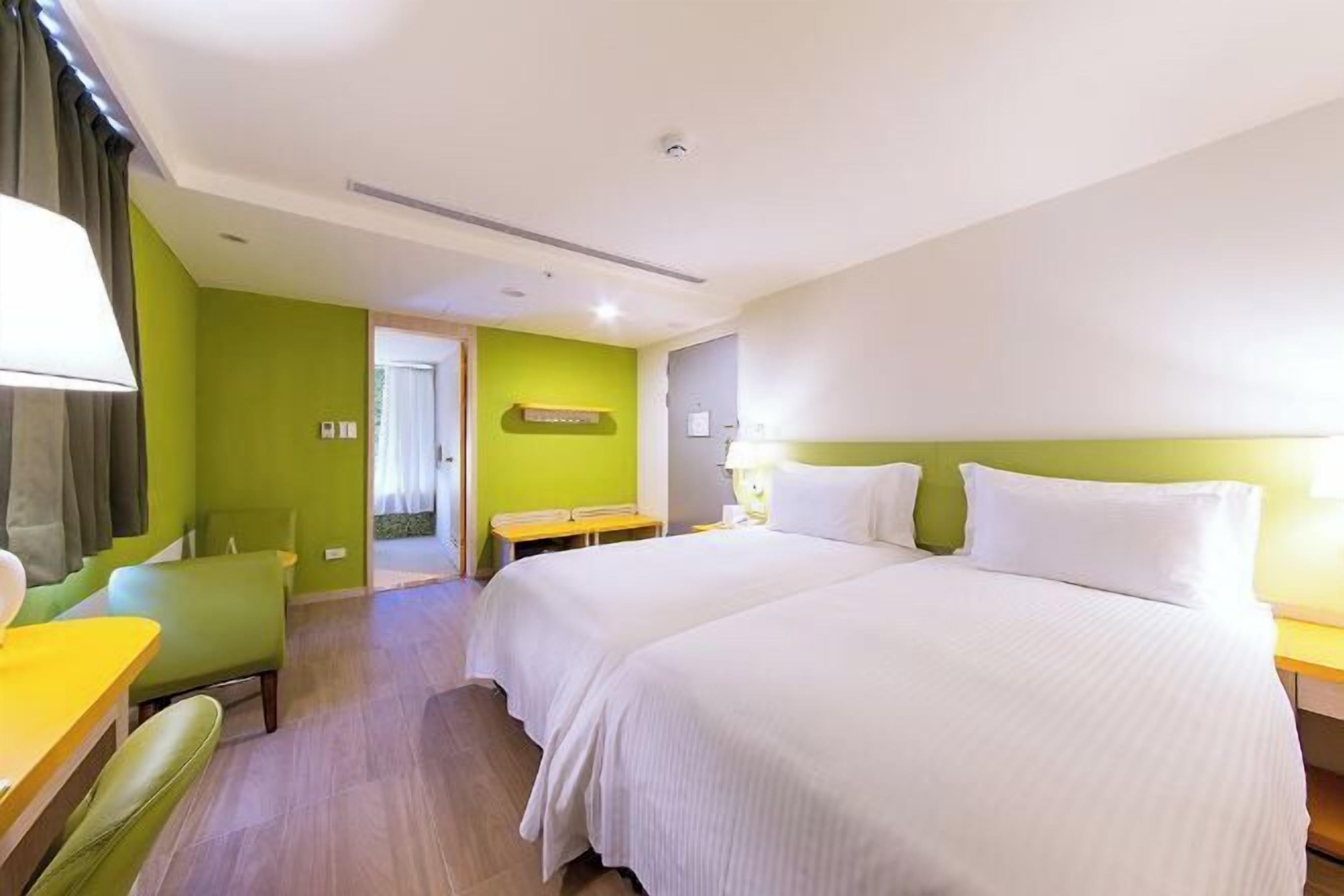 خزنة داخل الغرفة ومكتب وتجهيزات عازلة للصوت وواي فاي مجانًا