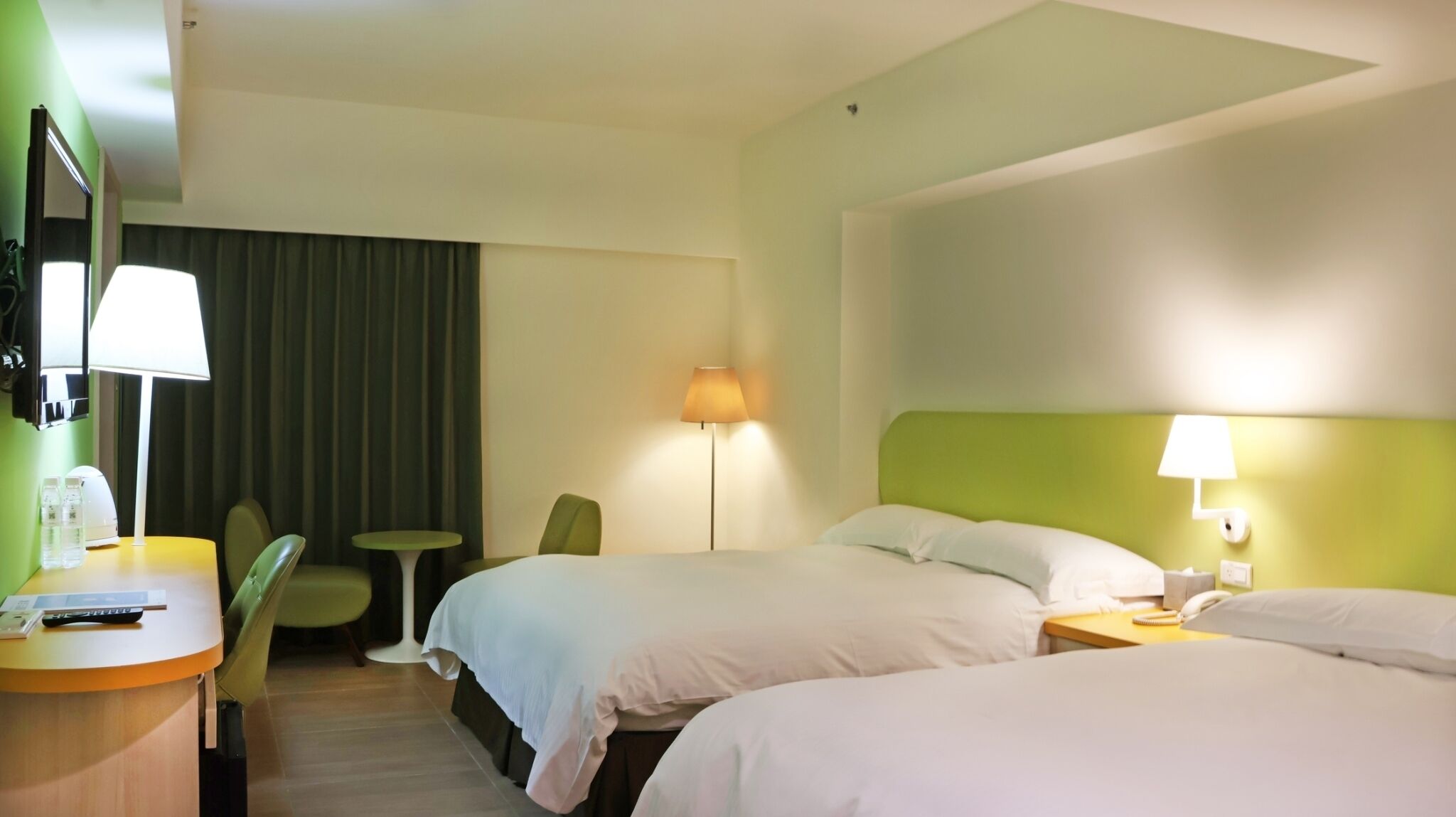 quadruple room | in-room safe, desk, soundproofing, free wifi