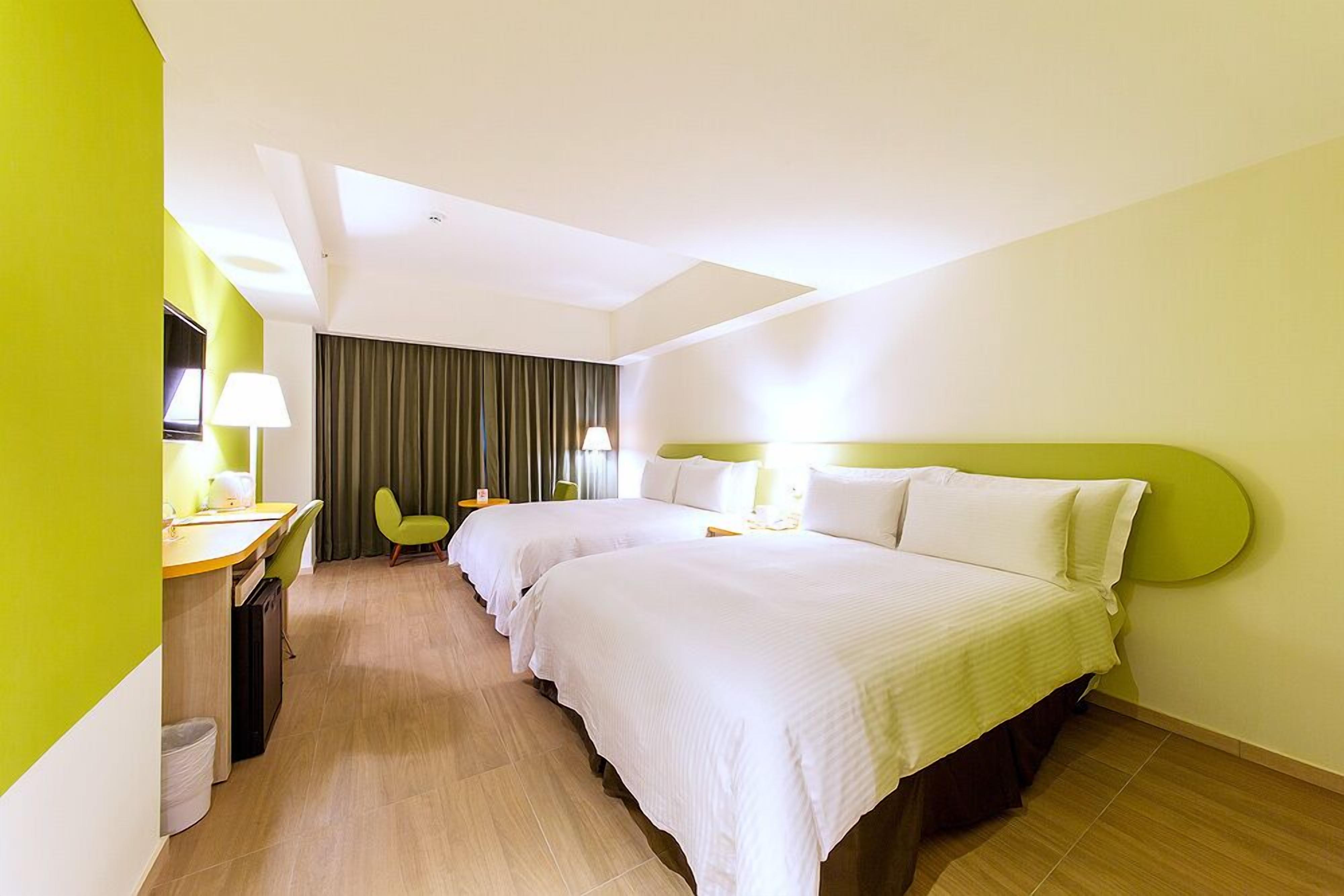 quadruple room | in-room safe, desk, soundproofing, free wifi