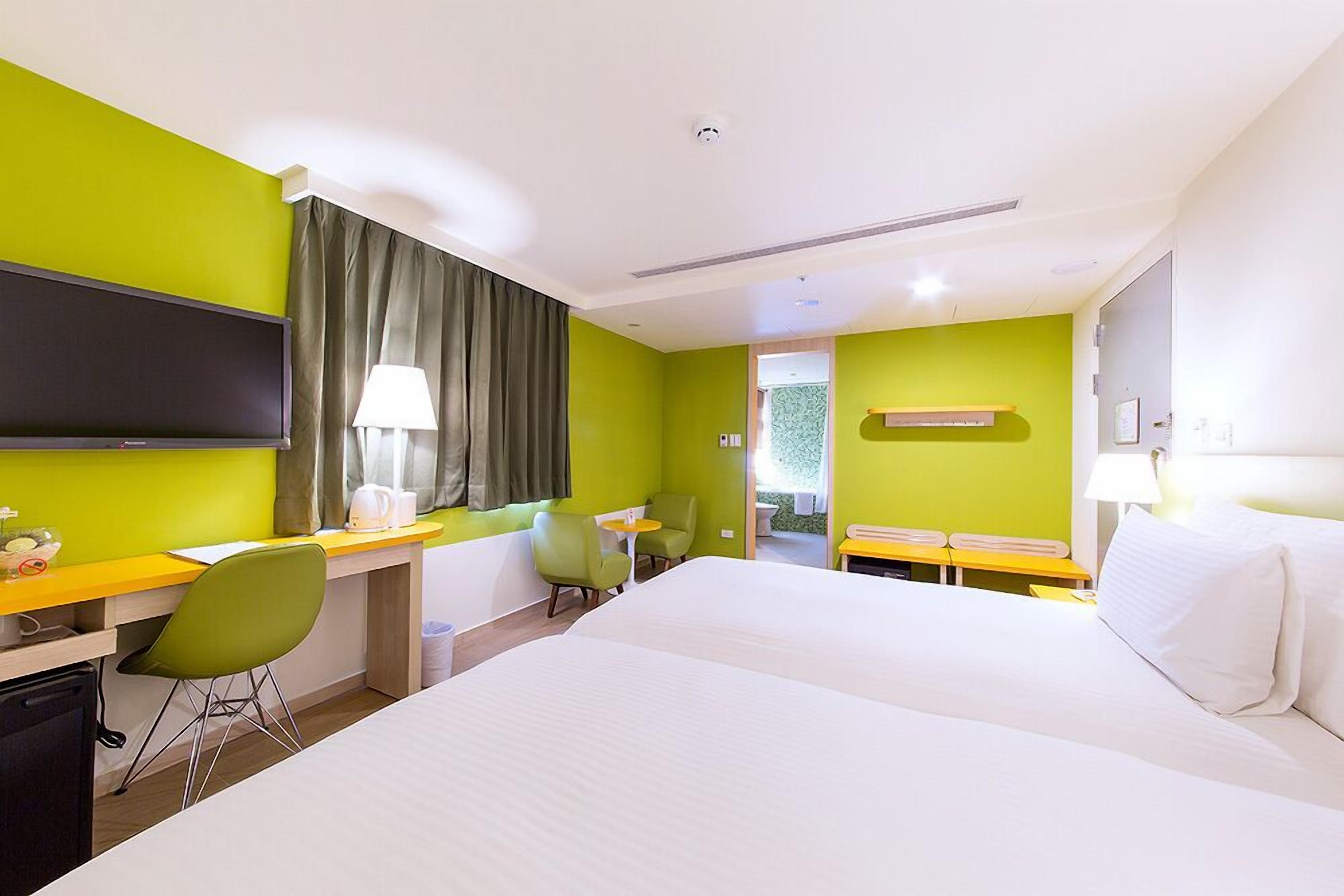 superior double room, 1 double bed (no amenities) | in-room safe, desk, soundproofing, free wifi