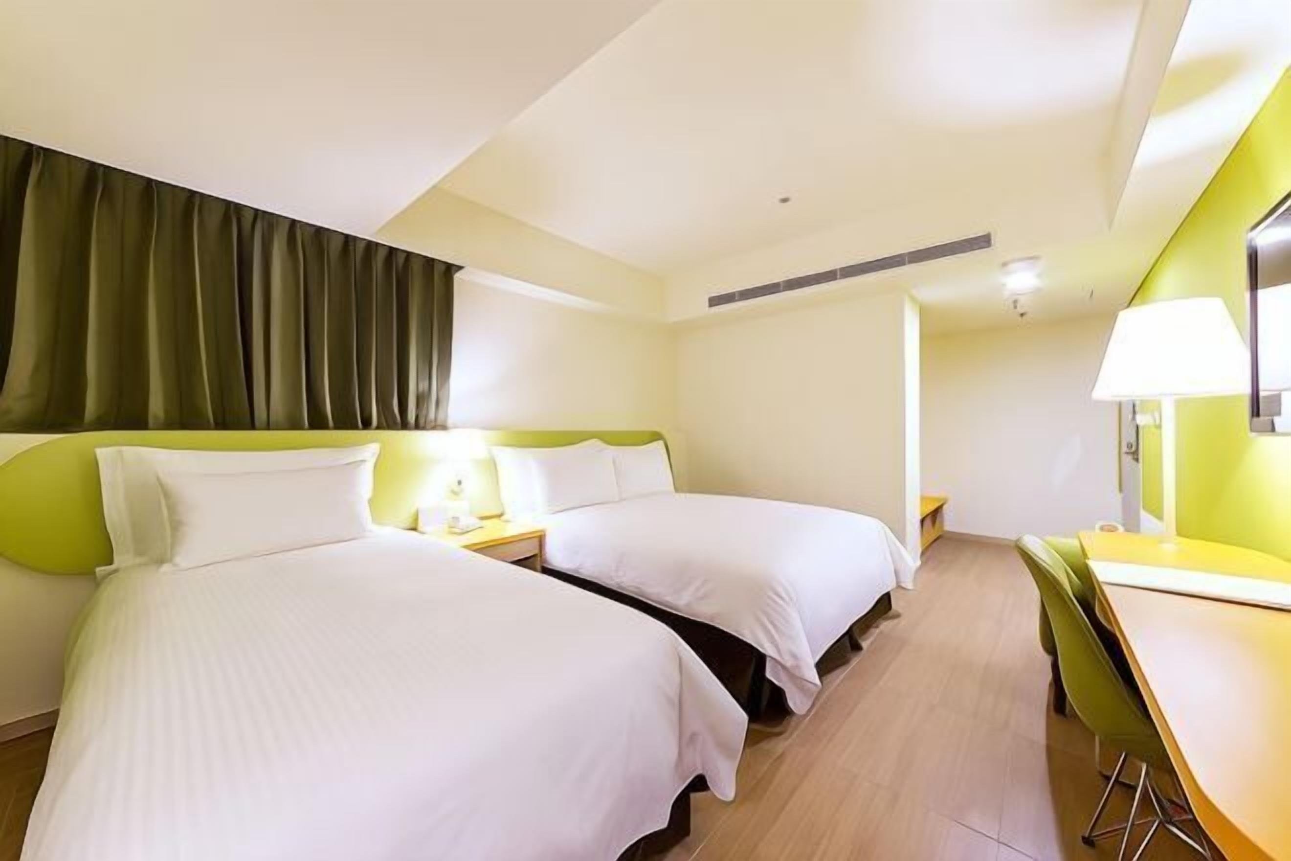 خزنة داخل الغرفة ومكتب وتجهيزات عازلة للصوت وواي فاي مجانًا