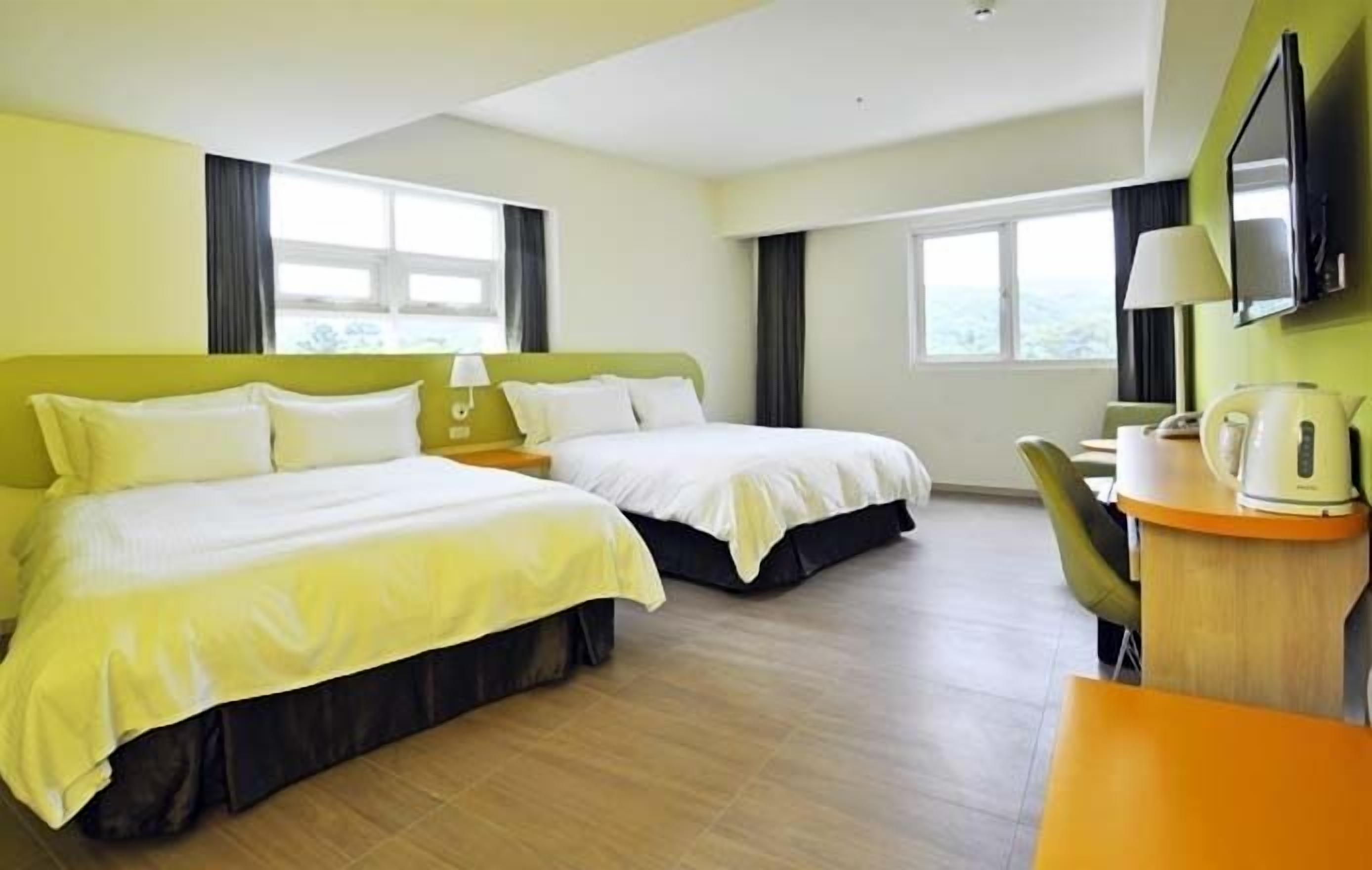 quadruple room | in-room safe, desk, soundproofing, free wifi