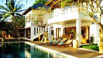 Outdoor pool, pool loungers