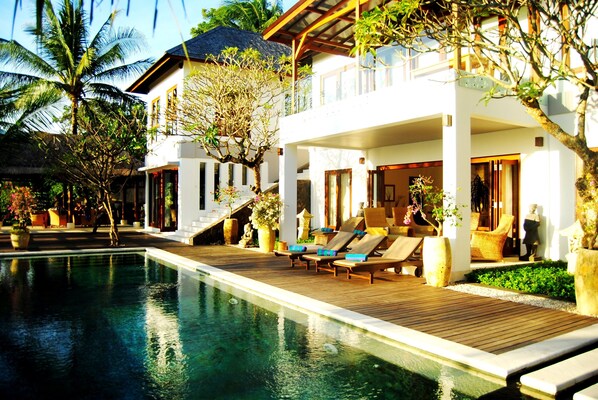 Outdoor pool, pool loungers