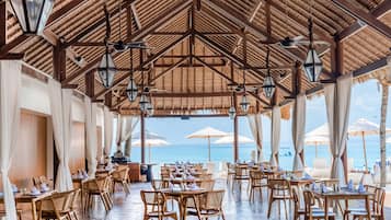 供應早餐、午餐、晚餐;多國菜