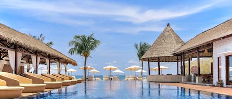 Piscine extérieure, parasols de plage, chaises longues