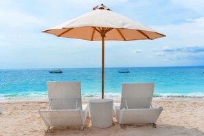 Plage, chaises longues, parasols, snorkeling