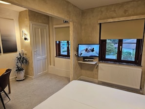 Classic Double Room | Peralatan tempat tidur premium, meja, kalis bunyi, Wi-fi percuma