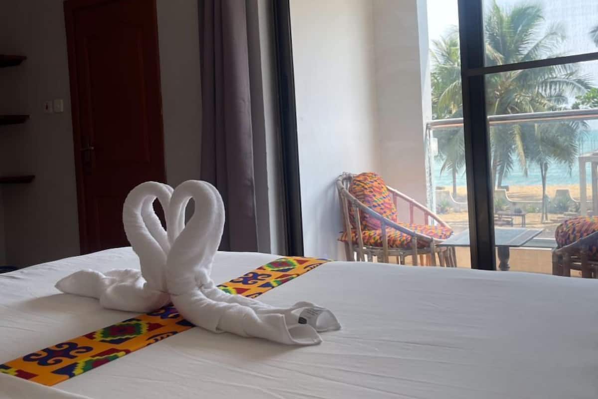 Suite, 1 Double Bed, Sea View | Desk, soundproofing, WiFi, bed sheets