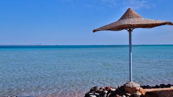 Playa privada, submarinismo, windsurf y vóley playa