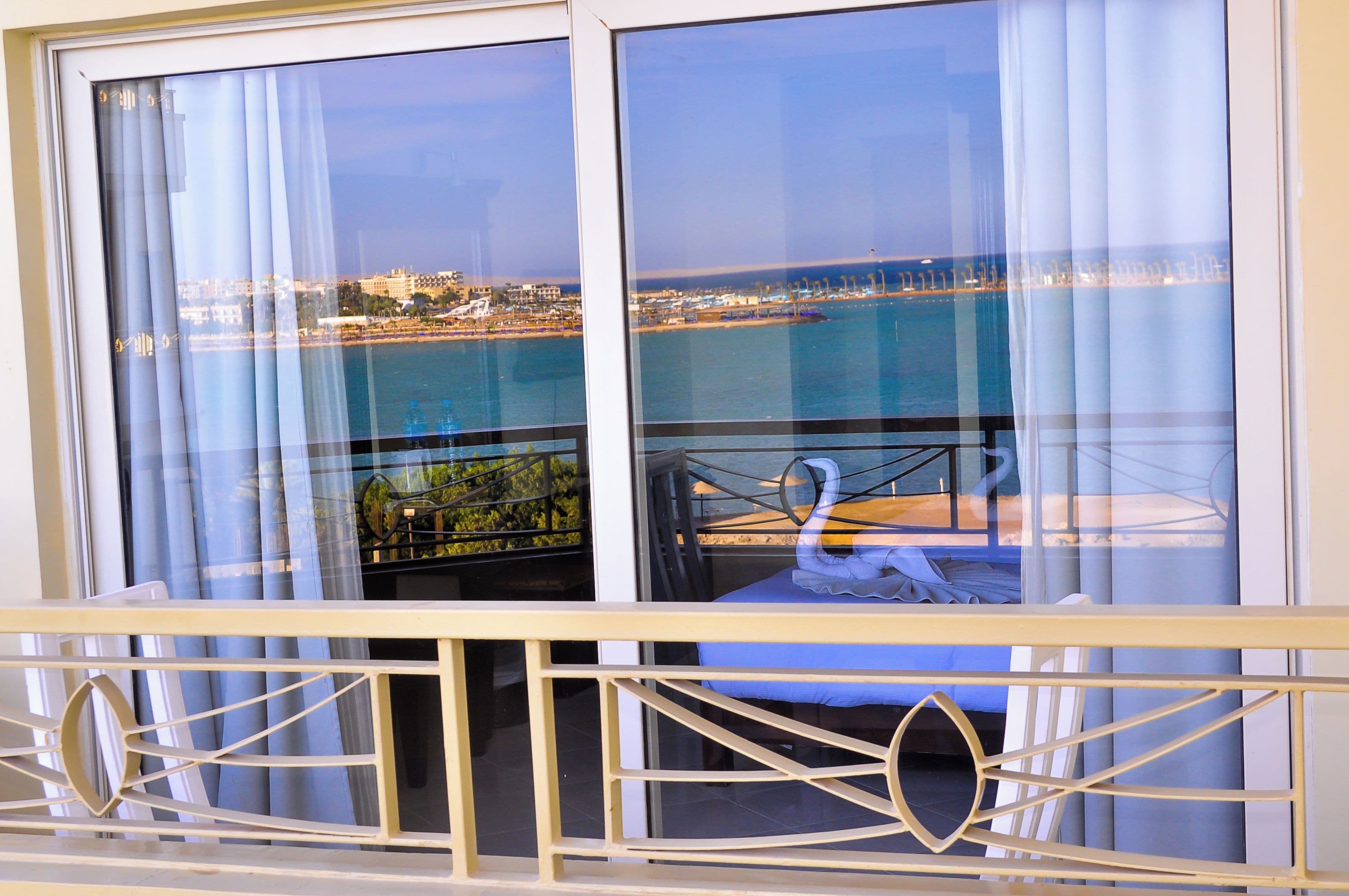Un balcon avec vue sur la mer et sur le paysage urbain.