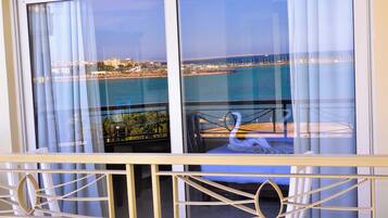 Un balcon avec vue sur la mer et sur le paysage urbain.