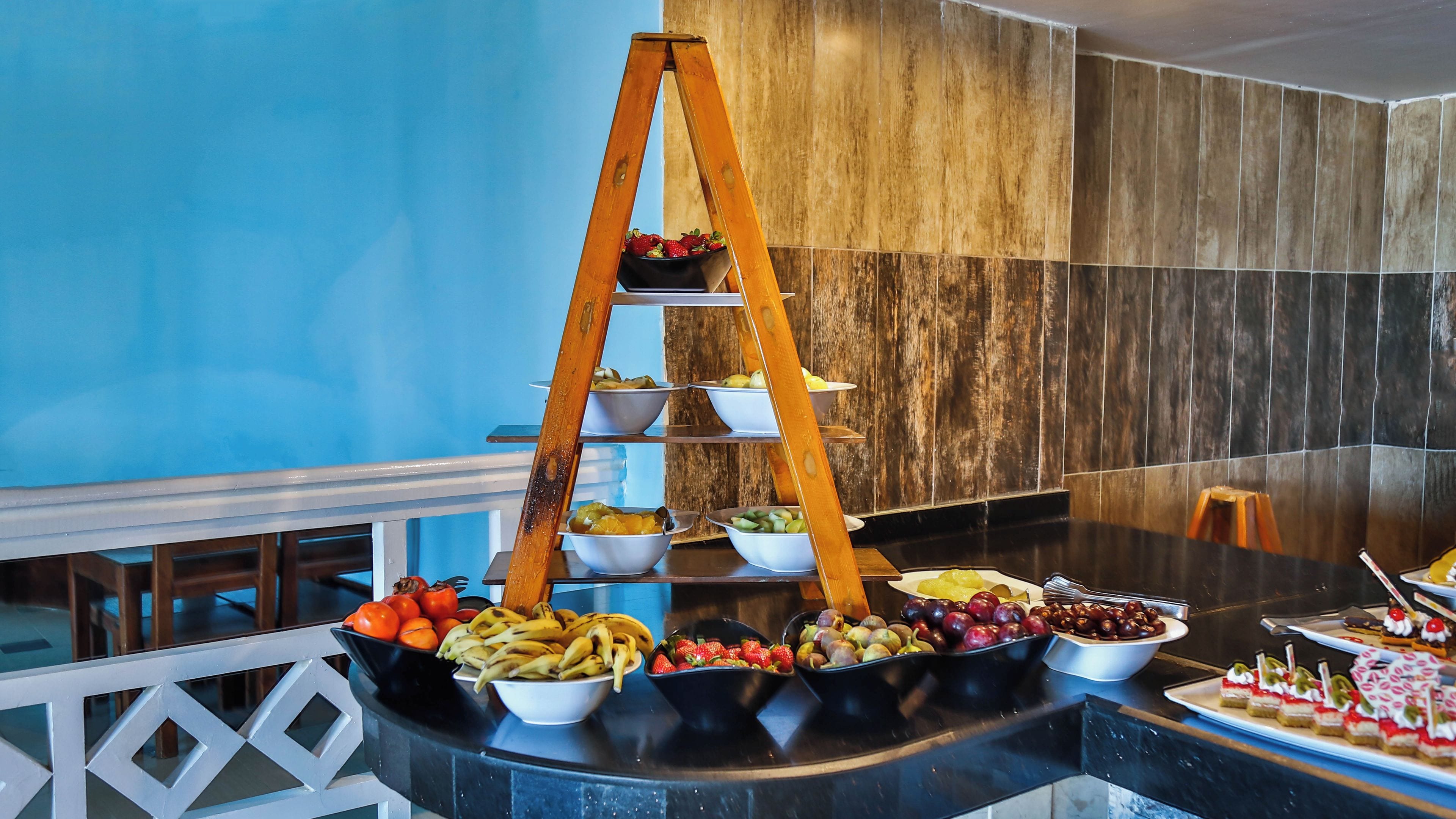 Ein Buffet mit einer Speisenauslage auf einer Holzleiter.
