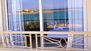 A balcony with a view of the sea and a cityscape. - Magic Beach Resort (Hurghada)