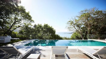 Piscine extérieure, piscine à débordement, parasols de plage