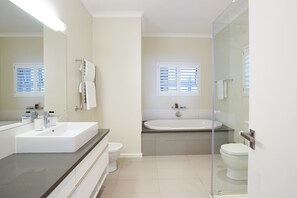Villa de lujo, 4 habitaciones, piscina privada, junto al lago (House) | Baño | Bañera y ducha independientes y bañera profunda