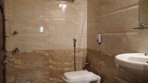 Chambre familiale, balcon, vue sur le jardin | Salle de bain | Douche, serviettes fournies, savon, papier de toilette