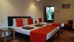 Family Room, Balcony, Garden View | Laptop workspace, free WiFi - O Camarao (Calangute)